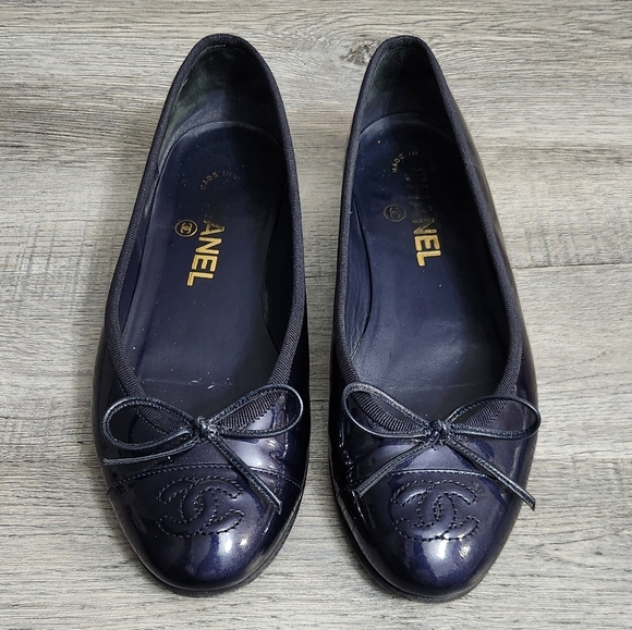 CHANEL Classic CC Patent Leather Ballet Flats - Picture 1 of 15